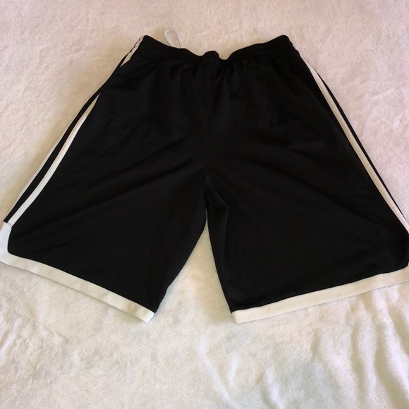 2 Adidas drawstring shorts with pockets - Picture 3 of 6